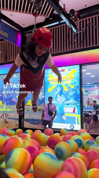 Giant Human Claw Machine: Fun for All Ages