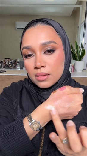 Zainab nader on Instagram‎: "اللي انه استعملته في اللوك من @makeupforevermea ماركات ثانية عندها أشياء شبيها مثل @fentybeautyme الهايلايت اللي عندهم اسم اللون how many carats @urbandecayme اسمه space cowboy هذلين اللي يحظروني الحين. الغليتر المنثور حتى لو جا مضغوط ما يجي معاه pigment فما يكون فيه تغطية،مجرد حبات غليتر. النوع الثاني يجي حبات الغليتر فيه صغيرة ومخلوط مع pigment فيكون فيه تغطية "coverage” فيغطي اللون اللي تحته ويعطي لمعة من جذي يعطون نتيجة كلش مختلفة عن بعض. #makeup #sparcle #eyesha