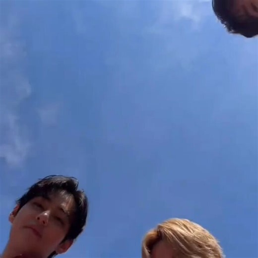 ㄹㅇ로 훼이스 뮤즈시절 지밈 떠올려보먼 눈물만남 수만은 스탭들 댄서들 코디누나늘 사이에서 아무리 환하게 웃어도 묘하게 버석하고..처연하고..하얗고..마르고...몬주알지이런행복에겨운꽃웃음 6남성들과 잇어야만이 숨쉬듯 나온다고,, (╥﹏╥)