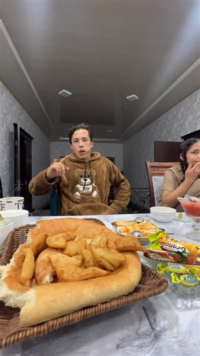 “Miya” dans 💃 on Instagram: "##### 2-chast 📽️ Bul balanin’ aybimizdi betimizge aytiwinada uyrenisip kettik 🤭 Papamdi otirikke Pupsik bolip jurip aldap tiyip alg’ansan’ degeni qalay ketti 🤭😂"