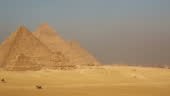 Panorama des grandes pyramides de Gizeh au Caire en Egypte