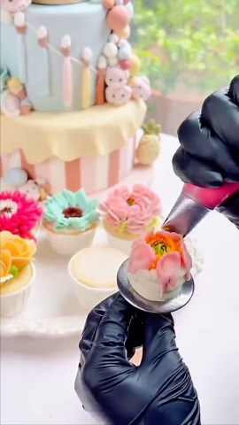 Satisfying Pipping Creative Flower Design Using Royal Icing On The Cupcake