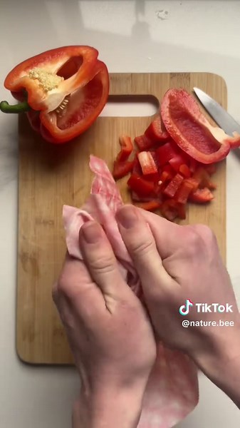 Replying to @becka 🆘🇺🇸🔥🗽 Here’s how to use beeswax wraps! #asmr #beeswaxwraps #wrapping #howto
