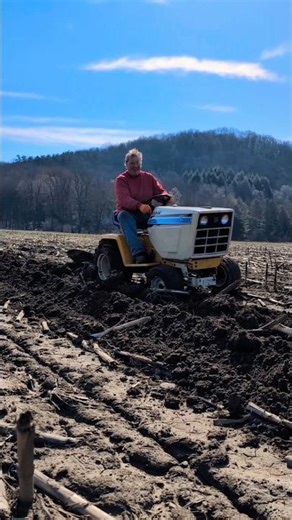 Cub Cadet 1211 Hydro Plowing #cubcadet #cubcadetlawnmower #lawnmower #plowingfields