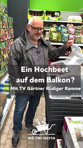 Ein Hochbeet für das eigene Gemüse auf dem Balkon ist nicht immer möglich, da oftmals das Gewicht dafür zu hoch ist. Hier empfiehlt TV Gärtner Rüdiger Ramme besser ein Tischbeet. Wo der Unterschied liegt und was das ideale Beet für euren Balkon ist, damit ihr schon bald eigenes Gemüse anbauen könnt, erklärt Rüdiger Ramme in diesem Video. #hochbeet #balkon #terrasse #Tischbeet #gemüse | WIR SIND GARTEN - Die Seite