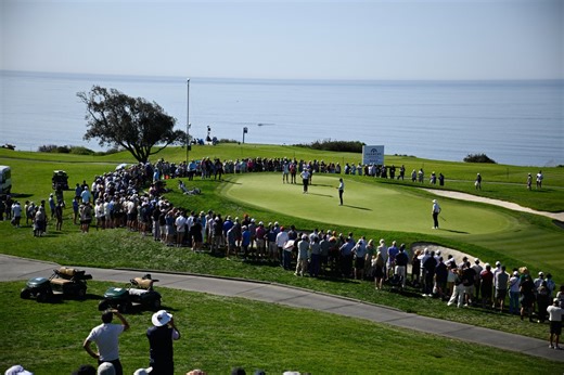 Justin Rose delivers a Tiger-like performance at Torrey Pines. He leads by 6 shots
