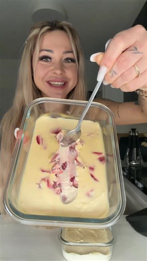 Michelle Franke | Online Coach on Instagram: "Anzeige | Proteinreiche Cheesecake Bowl – nur 4 Zutaten 🍰💪 Lust auf Cheesecake mit extra Protein? Diese Bowl ist cremig, sättigend und perfekt als Frühstück oder Dessert. Zutaten für 2 Portionen: • 500 g Magerquark • 70 g Frischkäse Light • 2 Eier • Süße nach Wahl (z. B. Vanille-Flavor Powder ESN)* *code: rettfit dauerhaft bei esn gültig - max. sparen Zubereitung: 1️⃣ Alle Zutaten glatt rühren, bis eine cremige Masse entsteht. 2️⃣ In zwei ofenfeste