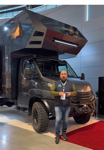 🚐 NomadiX PRO Expedition 4x4 💢 Questo veicolo è stato sviluppato e costruito in Svizzera e gli interni sono stati progettati con meticolosa attenzione ai dettagli e secondo i più alti standard. 👉 L'ampia cucina è dotata di un frigorifero-congelatore Fisher & Paykel di alta qualità proveniente dalla Nuova Zelanda, una lavastoviglie compatta e una lavatrice integrata: componenti tipicamente presenti solo su yacht di lusso. 👍 Ogni elemento è stato accuratamente selezionato per armonizzare perfe