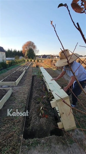 Installing garden bed for root barrier - DIY garden project tips and ideas #DIYProjects #gardentips #GardeningTips #gardenideas #raisedbedgarden #garden | Kabsat