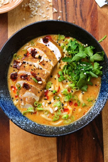 Ep 18. 30 minute meals 🥘 Peanut Butter Chicken Ramen. Tender curry-spiced chicken, thick udon noodles and a rich peanut coconut broth. Ready in just 30 minutes! 🍜 42g Protein, 675 Calories, 4 Servings. Get all our recipes over on Thegoodbite.app📲📲