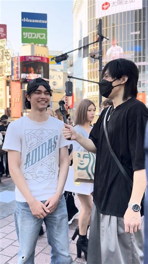 CAN I INTERVIEW YOU IN JAPANESE? 🎤🇯🇵 日本人の友達が原動力！イギリス人男性、渋谷に現る 🇬🇧🔥 Japanese friends are his motivation! A British man appears in Shibuya 🇬🇧🔥 🇬🇧🤝🇯🇵🔥 日本語を5年間学び続けているイギリス人男性が、渋谷に現る。 A British man who has been studying Japanese for five years appears in Shibuya. 日常会話ができるまでに半年から1年。それでも彼が勉強を続けられた理由は、日本人の友達だった。 It took him six months to a year to hold everyday conversations. What kept him going was his Japanese friends. 友達の気持ちをもっと理解したい。いろんな話をしたい。その思いが、5年間の努力を支えていた。 He wanted to understand 