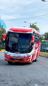 Transportes Alausi 65 entrando al andén para cubrir la ruta Riobamba - Alausi. #Megabuss #hino #chofersitocarretero #buses #ruedasenmovimiento | Ruedas en Movimiento