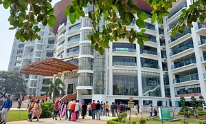 23K views · 1.3K reactions | ফাগুনের হিমেল হাওয়া আর রৌদ্র উজ্জ্বল ক্যাম্পাস অনেক দিন পর আবার সরগরম হয়েছে প্রিয় শিক্ষার্থীদের পদচারনায়❤️ | Daffodil International University | Facebook