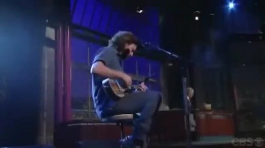 🔥Eddie Vedder is a well-known rock singer and songwriter, best known as the lead vocalist of Pearl Jam. However, he is also a talented ukulele player, and he has released an album of ukulele covers called