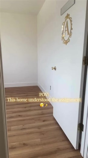 From the floors beneath your feet to the details you don't want to miss 👣✨We supplied all second-floor SPC flooring, stair flooring nosing, skirt boards, stair risers, baseboard throughout, and finished it off with vanity cabinets & countertops. One project. All the essentials. Desde los pisos bajo tus pies hasta los detalles que no pasan desapercibidos 👣✨ Suministramos todo el piso SPC del segundo nivel, el revestimiento de las escaleras con sus narices, faldones laterales, contrahuellas, zóc