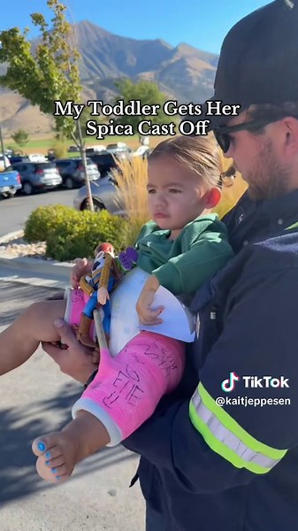 getting the spica cast off vlog 🎉❤️‍🩹 she was so brave for such a scary event! Hopefully we never have to do that again 😅 #fyp #foryoupage #momsoftiktok #toddlersoftiktok #spica