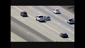 停車命令に従わない白ピックアップトラックを追跡(米 04/19)