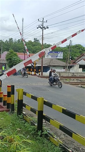 Saat Palang Mulai Bergerak 🚦 | When the Gate Starts Moving #shorts