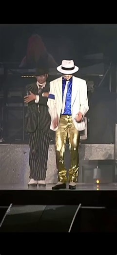 En la coreografía de Smooth Criminal (1988), Michael Jackson introdujo el famoso "Anti-Gravity Lean" (la inclinación de 45 grados). Para lograrlo en vivo, utilizaba zapatos especiales con una ranura que se enganchaba a pernos en el suelo.Aquí en su concierto de Moscú podemos verlo: