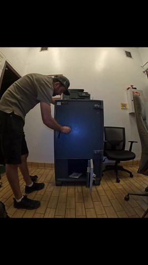 Restaurant closed down, the left the place with the top safe closed. Let find out if the is some money inside. | Vault Cracker