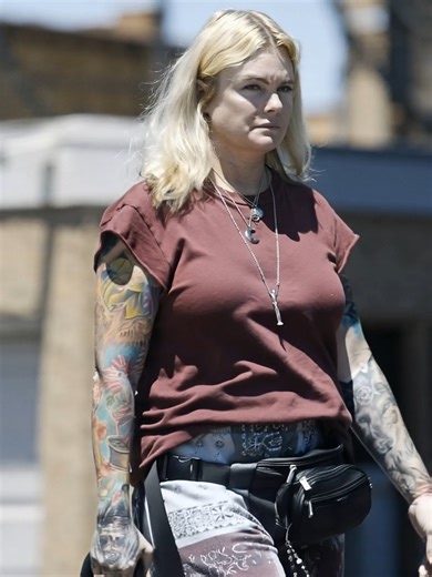 67K views · 129 reactions | Can you guess the forgotten star of the 1990s?類  Her recent transformation has left fans speechless—her once radiant glow is barely recognizable. ✨ What could have led to such a dramatic change?  Scroll down to the top comment to see the photos and uncover the identity of this star! ⬇️⬇️⬇️ | Beauty of the World | Facebook