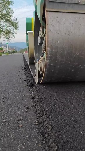 The Return of the Pizza Cutter 🍕 🎥: @technology_world_09 #asphalt #roller #asphaltroller #paving #asphaltpaving #heavyequipment #construction