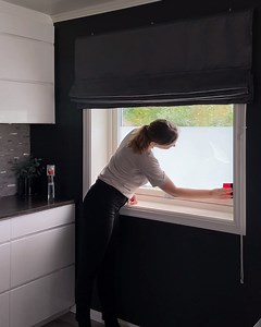 Så enkelt monterer du vindusfolie! Det eneste du trenger er en monteringsspray, foliesletter og kniv samt din favoritt folie 🤩 Folien er helt uten lim og etterlater ingen merker på vinduet ditt. Den er like enkelt å fjerne som den er å montere 😍 Nå får du -20% OFF på ALLE våre statiske folier 😱 ➤Shop statisk vindusfolie her: http://bit.ly/2Y5QM7t | Lindas dekor