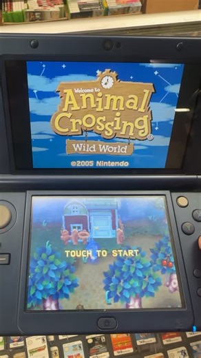 Borinquen Gaming & Thai Warrior Gear on Instagram: "Volviendo a la nostalgia con el Nintendo DS y el clásico Animal Crossing Wild World 🐶🌿 Este juego fue tan bueno en su momento porque no tenía prisa. Te dejaba vivir a tu ritmo, crear tu pueblo, hablar con los vecinos y perderte horas sin darte cuenta. Fue el primer Animal Crossing portátil con online, podías visitar pueblos de amigos y sentir que el juego estaba vivo todos los días. Wild World marcó una generación. Muchos crecimos despertándo