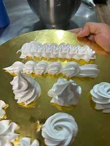 Small batch recipe ng boiled icing 1 and 1/2 cup white sugar 1/2 cup water 90g egg whites (or 3 eggs white from medium egg) 1/2 tsp cream of tartar | Inday Jonna Tinapay