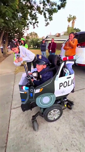 Police officers surprise little boy ❤️