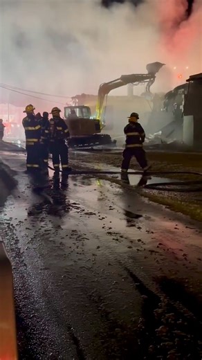 AFTERMATH: Crews begin the clean up of a large structure fire on Limestone Road in Kenansville. Video courtesy of Bryanna Williams. 🔥 #Fire #BuildingFire #KenansvilleNC #DuplinCounty #FireResponse #EasternCarolina #ENC | Tyler Hardin TV