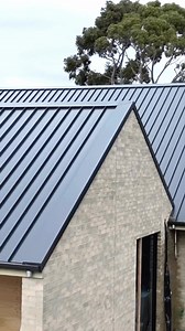 An exceptional overhead view of this 35-degree pitched roof, featuring #COLORBONDsteel in #Monument. The architectural elegance of the roofline is truly showcased in this striking perspective 🤩 🎥 @macbuildandconstruct 🏠 Builder: @elmac_homes 🏠 Supplier: @stratcoaustralia 📍Myrtle Bank, South Australia 🎨 Monument® #HomeInspo #HomeInspirations #HomeDesign #ArchitecturalDesign #ExteriorDesign | COLORBOND steel