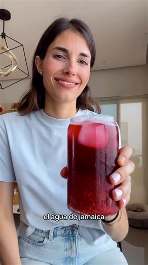 AGUA DE JAMAICA, JENGIBRE Y FRUTOS ROJOS Esta agua es súper fresca, saludable y fácil de hacer. El sabor a jengibre es muy sutil, tiene la dulzura de los frutos rojos y la acidez de la jamaica. Tip: a mi me gusta agregar los frutos rojos sólo en el vaso que voy a tomar y no en toda la jarra, de esa manera me dura más tiempo la jamaica en el refri. Pero podrías mezclarlo todo. Ingredientes: - 1 taza de jamaica - 11/2 lt de agua - 15g approx de jengibre - endulzante (opcional) - frutos rojos Guard