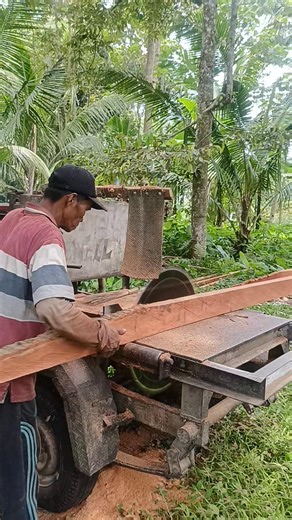 Sawing a long block of redwood using a circular saw #viralvideos #दीपावली #কালী #phụnữ #واقع #كأسالعالم #diadascrianças #woodsaw #circularsaw #DíaDeMuertos #circularsaw #trendingreels #fbreelsfypシ゚ | Penggrajian kayu