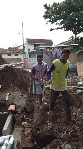 di kerjain kenek nya di suruh pegangin malah ngikutin #viral #vidio #fyp #comedy