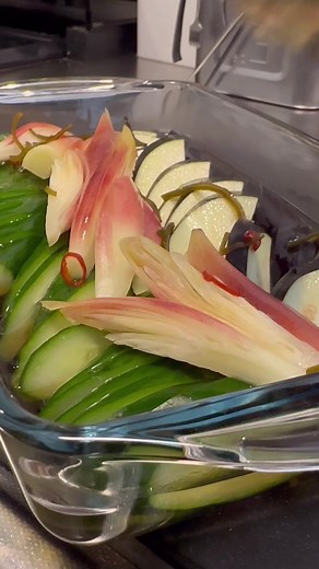 夏野菜が驚くほど美味しくなる「ご飯がすすむ夏野菜漬け」 【材料】 ナス…..1本 キュウリ…..2本 ミョウガ…..3本 水…..200ml 白だし…..50ml めんつゆ(2倍濃縮)…..50ml 酢…..大さじ2 砂糖…..大さじ1 塩昆布…..大さじ1 輪切り唐辛子…..1/2本分 ▪️冷蔵庫で4日間ほど持ちます #簡単レシピ #レシピ動画 #ご飯のお供