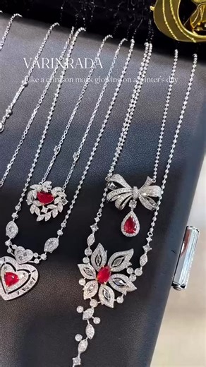 🧣🎄✨ “Crimson Aura — No Heated Pigeon Blood Ruby Necklace” | “รัศมีแดง — สร้อยคอทับทิมดิบแท้ Pigeon Blood” ราวกับรอยจูบสีแดงสดบนผิวฤดูหนาว สร้อยคอทับทิมดิบแท้ Pigeon Blood นี้เปล่งประกายความสง่างามเหนือกาลเวลา สร้างบรรยากาศอบอุ่นและมั่นใจทุกครั้งที่สวมใส่ เหมาะกับเทศกาลคริสต์มาสหรือทุกโอกาสพิเศษ Like a crimson mark glowing on a winter’s day, this No Heated Pigeon Blood Ruby necklace radiates timeless elegance, warmth, and confidence, perfect for festive occasions and everyday moments. 🔬 Gemolo