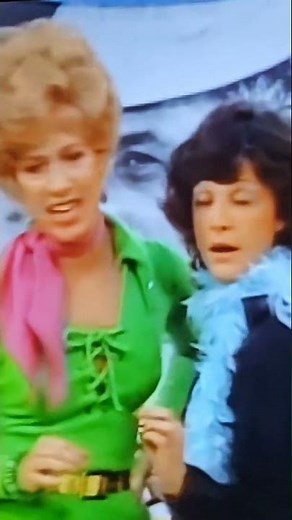 Flo And Alice Sing About Mel's Diner 🎶