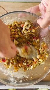 ZUCCHINIS RELLENOS súper proteicos y en menos de 5 MINUTOS Una receta ideal, rica, y fácil elaborada con aquellos alimentos que tenés en la heladera y una forma de incorporar spirulina de @hydrofarmingspirulina, la de Bogado. ¡Vamos a la receta! Ingredientes: 3 zucchinis ¼ taza de maíz congelado 1 morrón 1 zanahoria rallada 1 ½ taza de arvejas cocidas 1 cda. de levadura nutricional 1 cdita. de spirulina Sal y aceite, C/N La preparación la podés seguir en el video. ¿Con qué alimento hacemos la pr