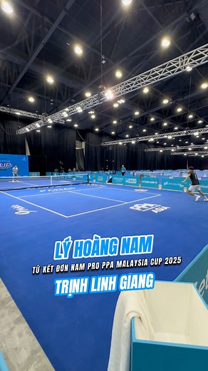 🎥 Tứ kết nội bộ team Kamito: Lý Hoàng Nam vs Trịnh Linh Giang tại PPA Malaysia Cup 2025! Sau 3 set đấu căng thẳng, Lý Hoàng Nam chính thức vượt qua người bạn thân Trịnh Linh Giang để ghi tên mình vào bán kết PPA Malaysia Cup 2025🔥 🎯 Ở vòng tiếp theo, đại sứ Kamito sẽ chạm trán với hạt giống số 1 Christian Alson – một trận đấu được nhận định sẽ rất khó khăn, nhưng chúng ta hoàn toàn có quyền tin rằng Lý Hoàng Nam sẽ tiếp tục giữ vững phong độ và tạo nên dấu ấn trước tay vợt top đầu quốc tế. 🔥