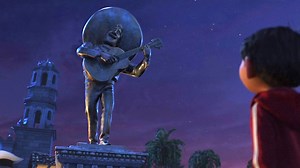 What message is written on Ernesto de la Cruz's statue in 'Coco?'