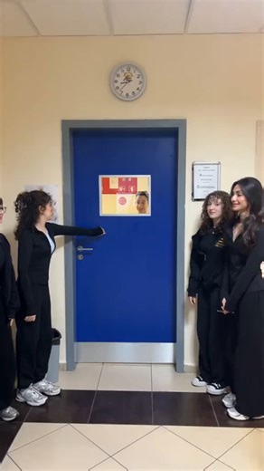 On numara delikanlı belli ki manitalarla da arası iyiGülüşe bak hele serpilsin en kötü tim roth ryan gosling arası bir şey çıkarZorba maymunlar da bim kasalarında ağlayarak 31