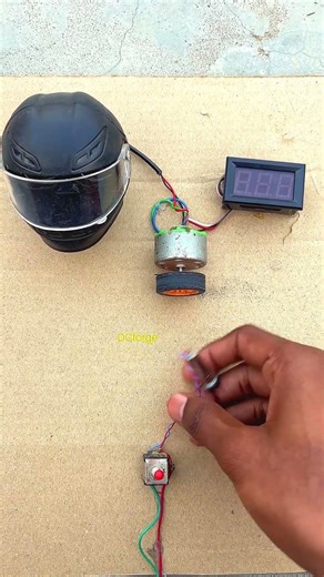 Cómo alimenté voltímetro y una luz antiniebla tipo mini casco usando un motor coreless barato dron