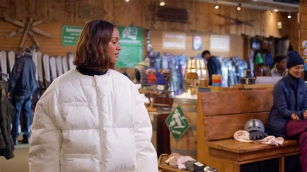 T-Mobile TV Spot, 'Ski Shop Polar Bear: Four for $25 4 iPhone 15 On Us' Featuring Zoe Saldaña