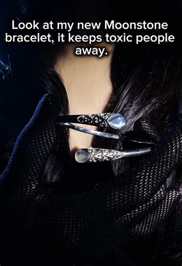 For protection, moonstone should be on your right hand.#wicca #witch #protection #moonstone #crystal #newbeginning #viral #moonstonejewelry #energyhealing