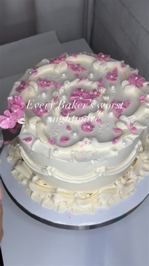 Los Angeles Cakes on Instagram: "Story time 🤍 You guys… it finally happened to me. After all these years of doing cakes—and never once having one returned—I made a mistake. The flavors were correct, but the design was completely wrong. When I handed the cake to my client, she said it was really pretty, but mentioned it was supposed to be all white. She then told me it’s OK and she drove off, then messaged me if I gave her the right order. I immediately checked my order form and realized I had g