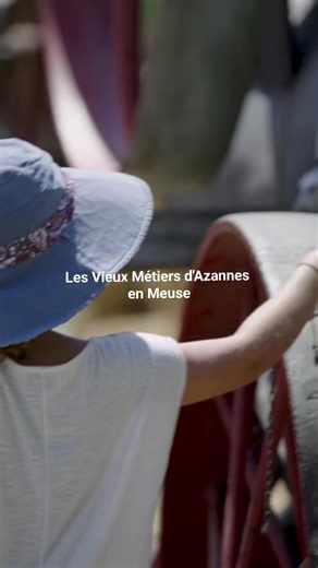 🕰 Un dimanche hors du temps en Meuse ! En juillet, les Vieux Métiers d’Azannes vous ouvrent à nouveau les portes d’un village du 19e siècle entièrement reconstitué en Meuse ! ⛪️ Ici, l’horloge s’est arrêtée pour vous faire vivre une expérience unique : celle de découvrir plus de 80 métiers d’antan, présentés par 400 artisans bénévoles passionnés. Dans un parc de 17 hectares, baladez-vous entre 25 maisons traditionnelles, reconstruites pierre par pierre, et laissez-vous surprendre par la vie d’a