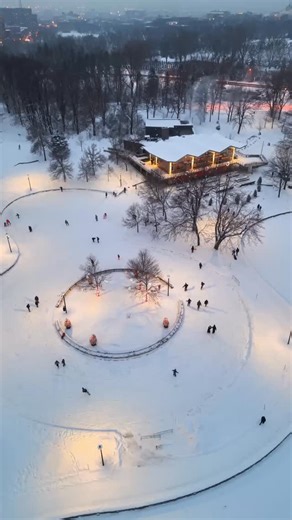 Go Canada on Instagram: "Situated at the highest point of Mount Royal Park, Montreal is Beaver Lake (Lac aux Castors), which transforms into a breathtakingly chill ice skating paradise, as if taken straight from a classic winter movie. The large ice skating area is one of Montreal’s signature winter spots, providing a perfectly balanced combination of city accessibility and nature tranquility. The outdoor skating area allows you to glide across while being under the open blue sky, surrounded by 