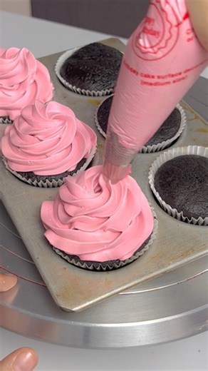How to pipe cupcakes?