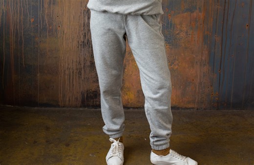 The Simple School Moment That Became a Lesson on Presence for a Mom in a Tracksuit